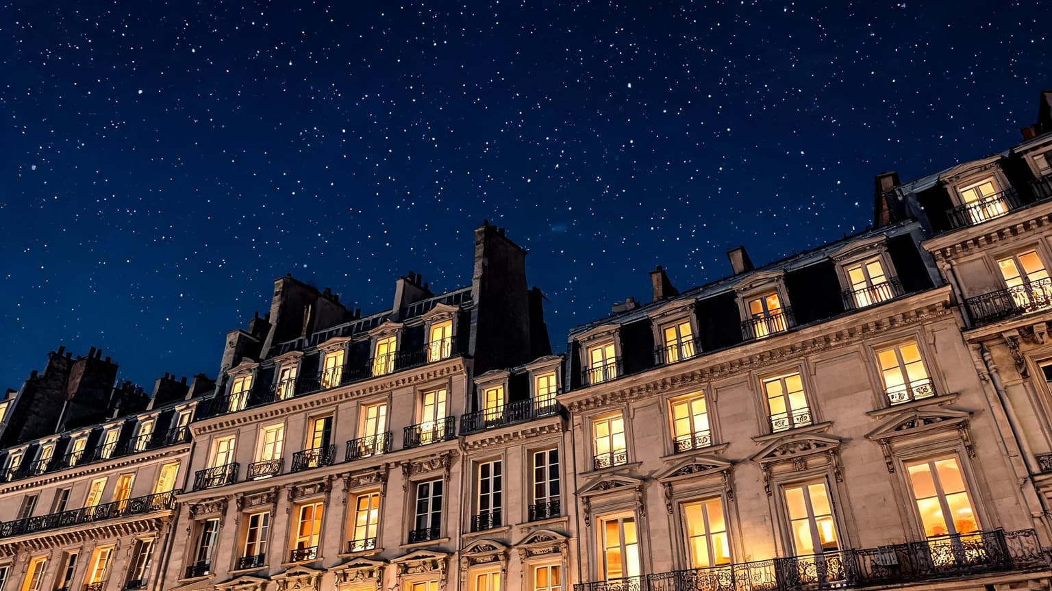 Quartier parisien illuminé la nuit